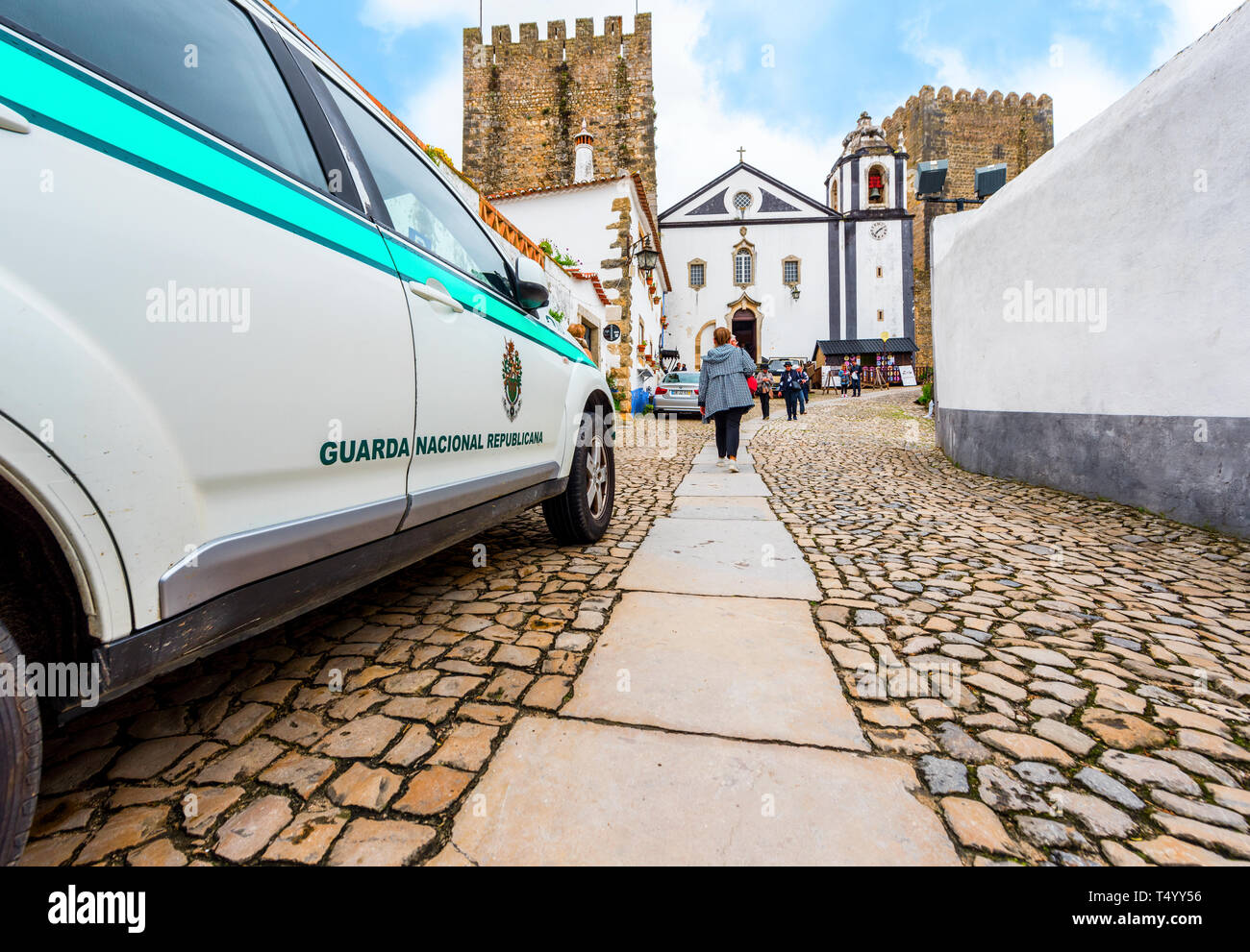 Auto della Polizia presso le vie della città di Obidos, Portogallo Foto Stock