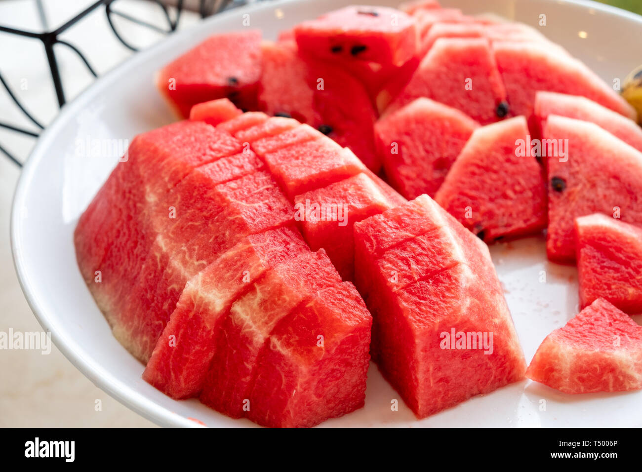 Frutta rossa anguria le fette su piastra in mattina presso l'hotel Foto Stock