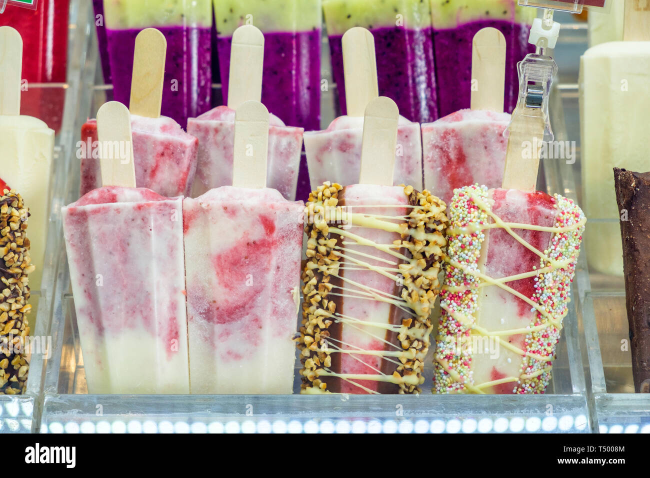 Il gelato di frutta fragola con lampone e panna di latte di disporre in congelatore Foto Stock