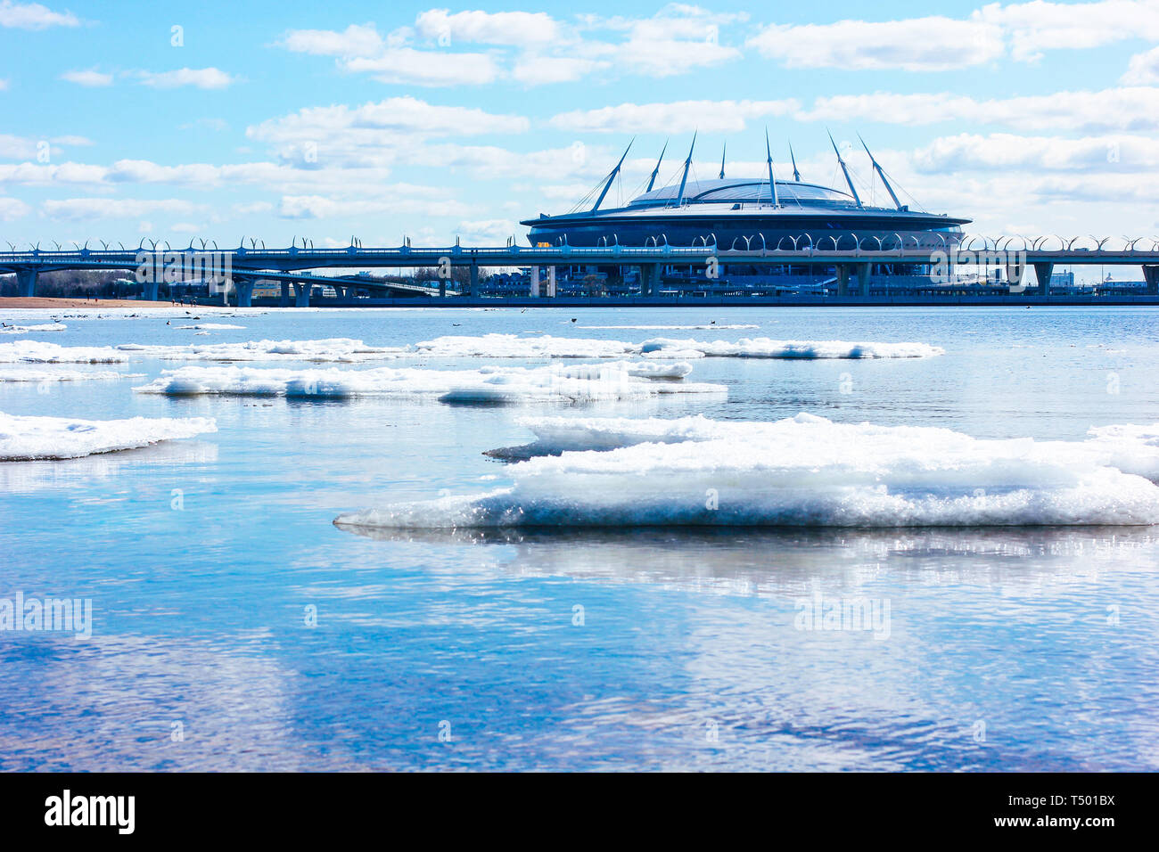 San Pietroburgo, Russia, 12 aprile 2019: Zenit Arena , San Pietroburgo , Krestovsky - stadio di calcio sullo sfondo del Golfo di Finlandia e th Foto Stock
