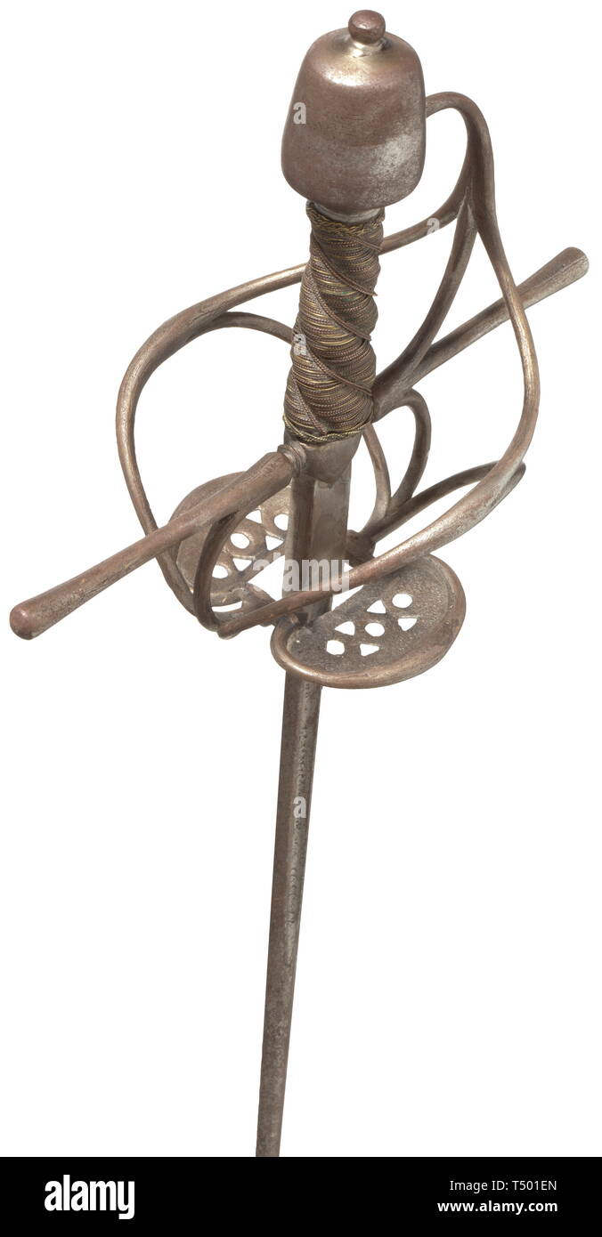 Una griffa Solingen, circa 1620. Sottile Lama di spinta con ricasso e inscritta 'IOANNIS COLL' entro breve gualchiere. Ferro simmetrico spazzato elsa con inserito e forate lamiere di protezione. Il grip con a forma di spirale di filo di ottone e di avvolgimento Turk i capi, robusto pomo con rivetto in alto. Le superfici pulite e leggermente snocciolate. Lunghezza 118 cm. storica, storica, spada, spade, armi, armi, arma, braccio, dispositivo di combattimento, militare, militaria, oggetto, oggetti, alambicchi, clipping, clippings, tagliate, cut-out, ritagli arma da mischia, armi da mischia, , Additional-Rights-Clearance-Info-Not-Available Foto Stock