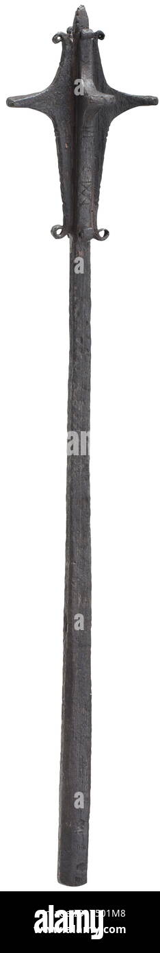 Un tedesco di stile tardo gotico macis, nel 1450 circa. Il ferro battuto. Testa con quattro rame saldato, flange appuntita terminante in bobine, il lato di visione delle flange con decorazioni incise. Robusto, leggermente conico haft di sezione quadrata. Profondamente colpito smith mark (Clover Leaf) su un lato. Le superfici con tracce di corrosione. Lunghezza 49,5 cm. storica, storica, tool, strumenti militari, militaria, dispositivo di combattimento, oggetto, oggetti, alambicchi, clipping, tagliate, cut-out, ritagli di metallo, metalli, arma, armi, armi, armi, utensile e un pezzo di attrezzature, utensili, Zu, Additional-Rights-Clearance-Info-Not-Available Foto Stock