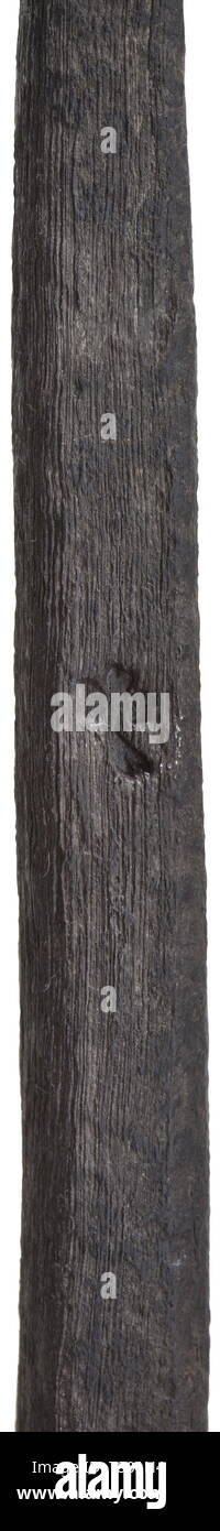 Un tedesco di stile tardo gotico macis, nel 1450 circa. Il ferro battuto. Testa con quattro rame saldato, flange appuntita terminante in bobine, il lato di visione delle flange con decorazioni incise. Robusto, leggermente conico haft di sezione quadrata. Profondamente colpito smith mark (Clover Leaf) su un lato. Le superfici con tracce di corrosione. Lunghezza 49,5 cm. storica, storica, tool, strumenti militari, militaria, dispositivo di combattimento, oggetto, oggetti, alambicchi, clipping, tagliate, cut-out, ritagli di metallo, metalli, arma, armi, armi, armi, utensile e un pezzo di attrezzature, utensili, Zu, Additional-Rights-Clearance-Info-Not-Available Foto Stock