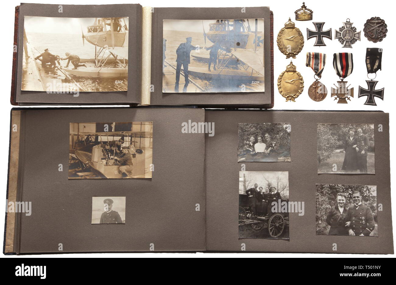 Un volantino navale del gruppo - gli ordini e gli album fotografici. Due scudetti per un idrovolante navale pilota, uno in gilt metalli non ferrosi, solido problema con perforare corona la vasta il perno di fissaggio con Maker's Mark "H. Schaper', occhielli aggiuntivi sopra, peso 47,0 g, dimensioni 46,5 x 72,2 cm. La seconda il Badge come precedente, con corona chiusa, nessuna Maker's Mark, peso 42,5 g, dimensioni 44,5 x 70,7 cm, istituito nel maggio 1915 (Nie 1.01.24.3). Inoltre, una croce di ferro di prima e seconda classe di 1914 e quattro ulteriori decorazioni. Un cavo di metallo corona fatta in una spilla con inciso nome 'Margarethe'. Ch., Editorial-Use-solo Foto Stock
