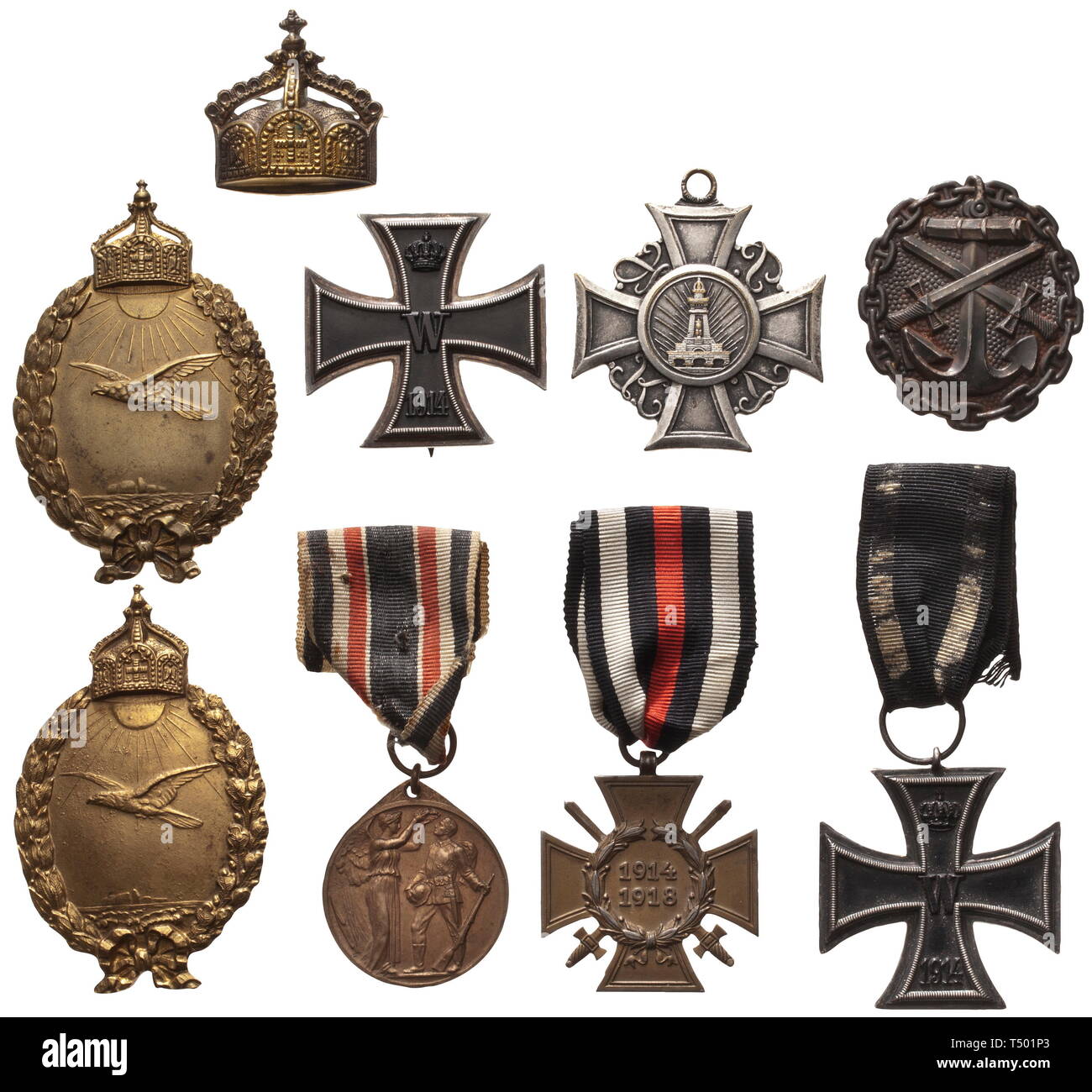 Un volantino navale del gruppo - gli ordini e gli album fotografici. Due scudetti per un idrovolante navale pilota, uno in gilt metalli non ferrosi, solido problema con perforare corona la vasta il perno di fissaggio con Maker's Mark "H. Schaper', occhielli aggiuntivi sopra, peso 47,0 g, dimensioni 46,5 x 72,2 cm. La seconda il Badge come precedente, con corona chiusa, nessuna Maker's Mark, peso 42,5 g, dimensioni 44,5 x 70,7 cm, istituito nel maggio 1915 (Nie 1.01.24.3). Inoltre, una croce di ferro di prima e seconda classe di 1914 e quattro ulteriori decorazioni. Un cavo di metallo corona fatta in una spilla con inciso nome 'Margarethe'. Ch., Editorial-Use-solo Foto Stock