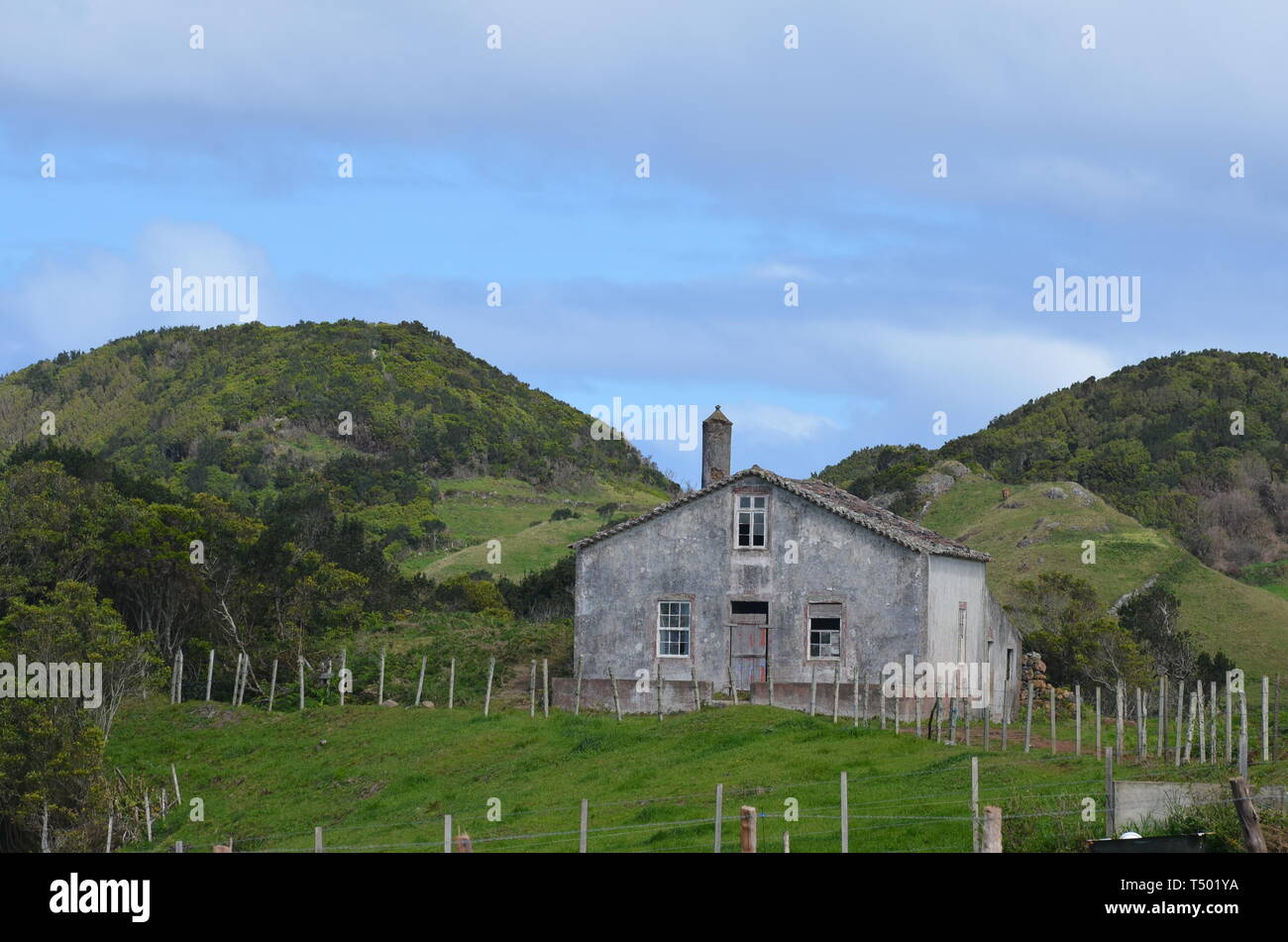 Case tradizionali e paesaggi rurali in Santo Espirito, una piccola parrocchia nell'isola di Santa Maria, arcipelago delle Azzorre Foto Stock