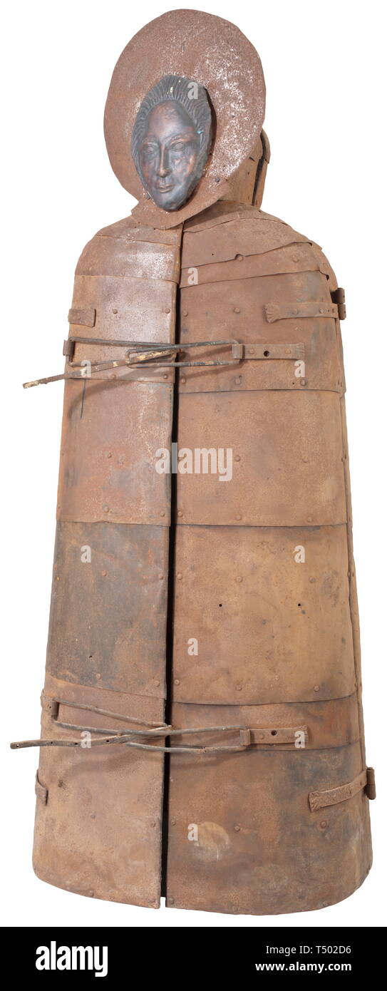 Un Iron maiden, un collezionista di riproduzione nello stile del primo periodo moderno. Reticolo di ferro costruzione con rivettato, foglio goffrato pannelli di ferro. Incernierato lateralmente porte con apertura verso la parte anteriore con il robusto sistema di chiusure a leva lunga e picchi di sezione quadrata all'interno. La parte anteriore della testa in rilievo in rame con stilizzata di un volto femminile circondato da una corona di ferro. L'esterno è corroso, l'interno annerita e con lievi tracce di corrosione. Altezza 190 cm. Il famoso Iron maiden di Norimberga è stato menzionato per la prima volta in un documento risalente al 1, Additional-Rights-Clearance-Info-Not-Available Foto Stock