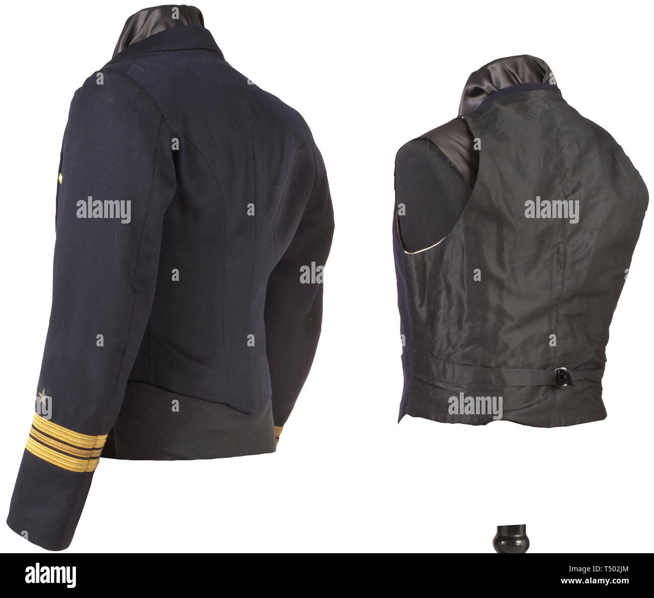 Günther Prien, comandante della 'U-47' - un pasticcio giacca e certificazione di personale. Una giacca blu scuro panno di cotone con due righe ciascuno di quattro gilt pulsanti ancoraggio (13 mm) con l'etichetta " Extra Fein", con catena di chiusura, in bianco e nero Seta camicia interna. Corretta senza ritegno epaulette resp. schede di spalla, manicotto badge in rango di Kapitänleutnant, ricamati a mano con insegne e loop di ordini per la croce di ferro di prima classe del 1939, campo Chiusura degli ordini e U-Boat badge di guerra. Con due etichette personalizzate della ditta "J. Robrecht, Inhaber Hans Thiele, Kiel','interno con ', Editorial-Use-solo Foto Stock