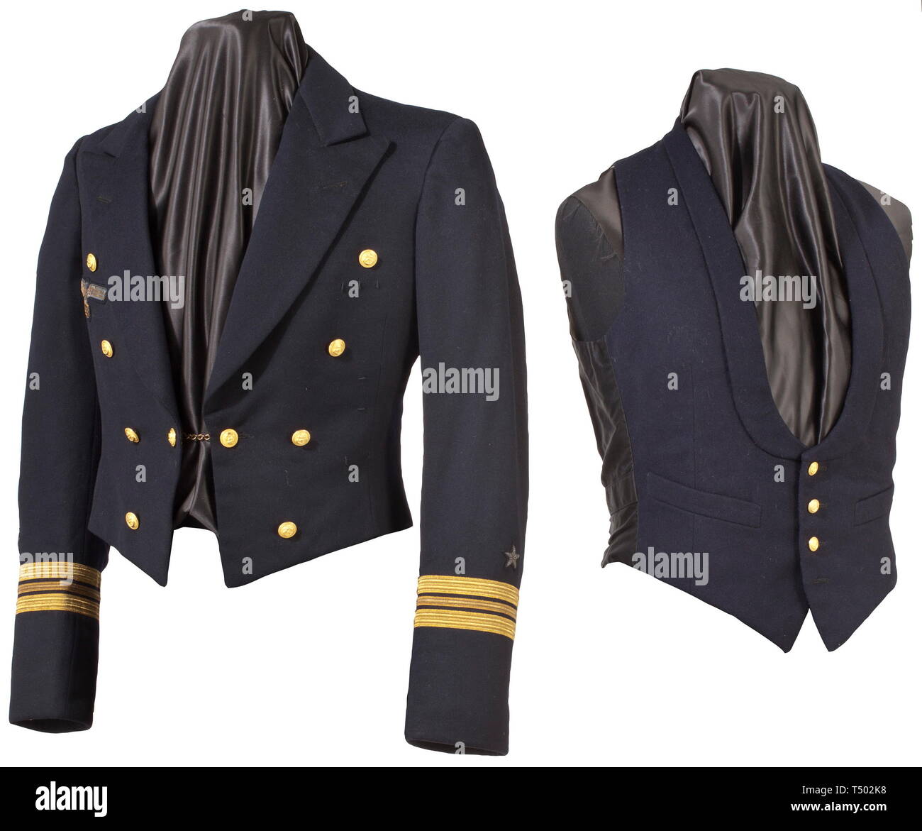 Günther Prien, comandante della 'U-47' - un pasticcio giacca e certificazione di personale. Una giacca blu scuro panno di cotone con due righe ciascuno di quattro gilt pulsanti ancoraggio (13 mm) con l'etichetta " Extra Fein", con catena di chiusura, in bianco e nero Seta camicia interna. Corretta senza ritegno epaulette resp. schede di spalla, manicotto badge in rango di Kapitänleutnant, ricamati a mano con insegne e loop di ordini per la croce di ferro di prima classe del 1939, campo Chiusura degli ordini e U-Boat badge di guerra. Con due etichette personalizzate della ditta "J. Robrecht, Inhaber Hans Thiele, Kiel','interno con ', Editorial-Use-solo Foto Stock