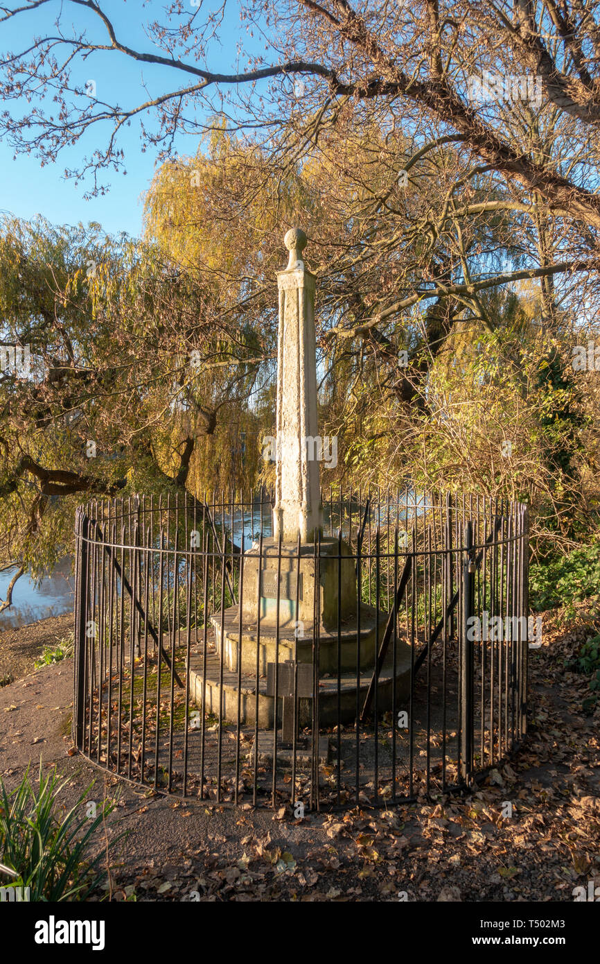 Il Teddington obelisco che segna il confine del porto di London Authority (a valle) e l'Agenzia per l'ambiente (a monte) rispettivamente Foto Stock