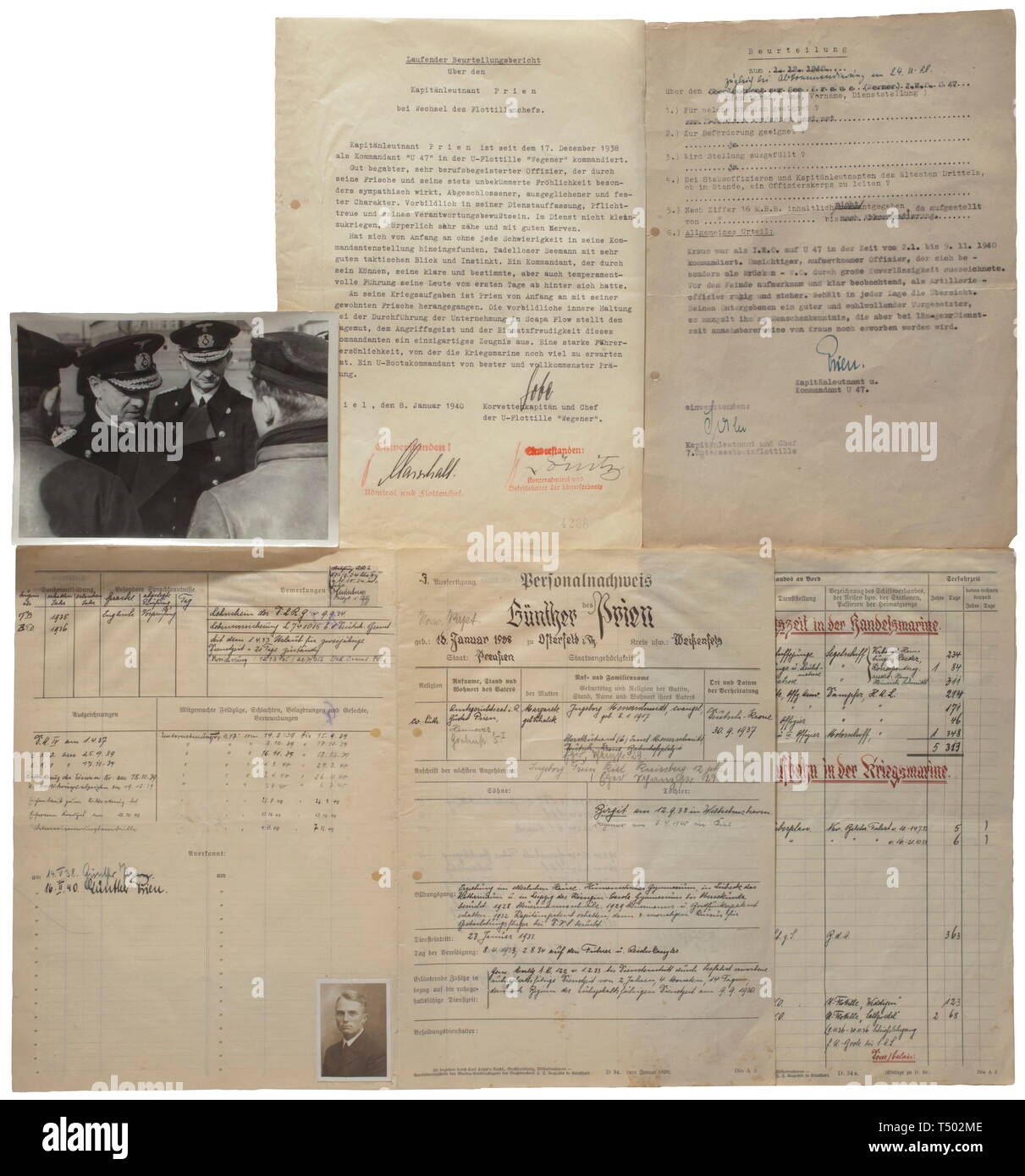 Günther Prien, comandante della 'U-47' - un pasticcio giacca e certificazione di personale. Una giacca blu scuro panno di cotone con due righe ciascuno di quattro gilt pulsanti ancoraggio (13 mm) con l'etichetta " Extra Fein", con catena di chiusura, in bianco e nero Seta camicia interna. Corretta senza ritegno epaulette resp. schede di spalla, manicotto badge in rango di Kapitänleutnant, ricamati a mano con insegne e loop di ordini per la croce di ferro di prima classe del 1939, campo Chiusura degli ordini e U-Boat badge di guerra. Con due etichette personalizzate della ditta "J. Robrecht, Inhaber Hans Thiele, Kiel','interno con ', Editorial-Use-solo Foto Stock