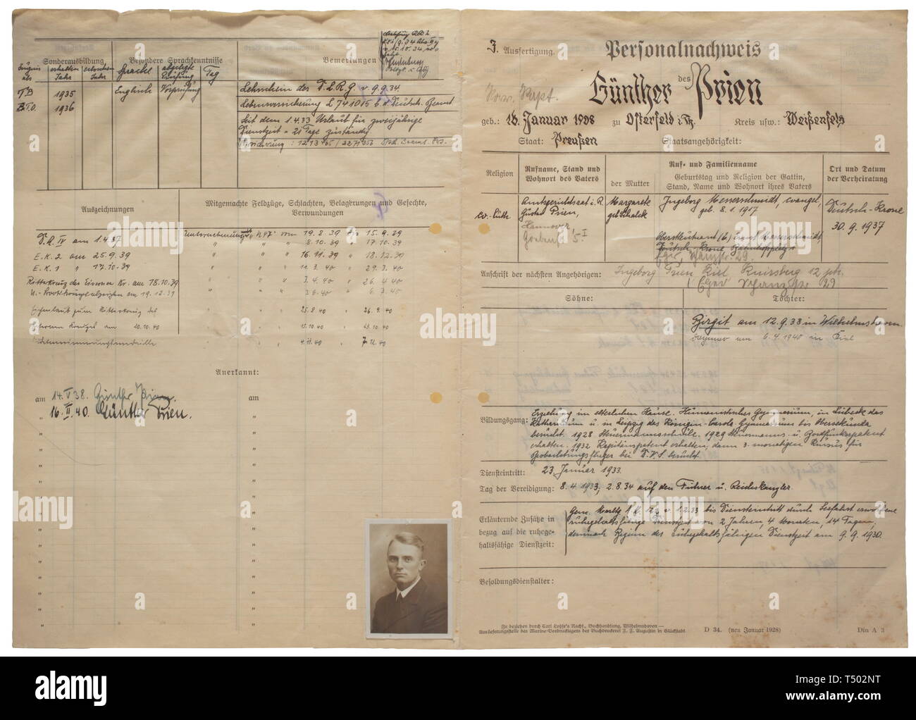 Günther Prien, comandante della 'U-47' - un pasticcio giacca e certificazione di personale. Una giacca blu scuro panno di cotone con due righe ciascuno di quattro gilt pulsanti ancoraggio (13 mm) con l'etichetta " Extra Fein", con catena di chiusura, in bianco e nero Seta camicia interna. Corretta senza ritegno epaulette resp. schede di spalla, manicotto badge in rango di Kapitänleutnant, ricamati a mano con insegne e loop di ordini per la croce di ferro di prima classe del 1939, campo Chiusura degli ordini e U-Boat badge di guerra. Con due etichette personalizzate della ditta "J. Robrecht, Inhaber Hans Thiele, Kiel','interno con ', Editorial-Use-solo Foto Stock