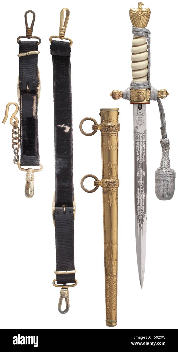 Un Kriegsmarine officer di pugnale M 38 completo di appendiabiti e swordknot. La lama incisa su entrambi i lati con marittimo e disegni floreali, il lato di retromarcia colpito con Clemen & Jung logo, gilt eagle pomo e croce di protezione, quest'ultimo con fodero release catch, bianco impugnatura in materiale plastico legato con filo, argento nodo di spada e sciabola dorato decorato con "thunder-vite pattern". Tracce di età e di utilizzo. Lunghezza ca. 42 cm. Il ovviamente indossato appendiabiti costruito di rep nera con banda di velluto nero e supporto in metallo dorato monta. storica, storica, marina, le forze navali e militari, militaria, Editorial-Use-solo Foto Stock
