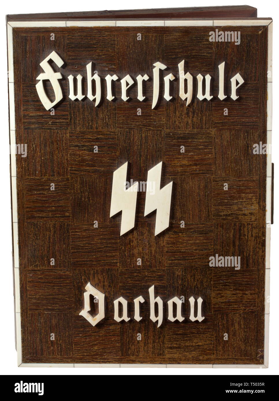 Un petto decorativo 'SS Führerschule Dachau', di grandi dimensioni a scrigno fatto di separare bog pannelli di quercia, impostato in un telaio di osso. Applicazione di osso sul coperchio a leggere 'Führerschule SS Dachau" (l'umlaut punti mancanti). L'interno rivestito con camoscio rosso. Sul retro di una placca ossea che identifica l'artista inscritto 'ENTWURF u. AUSFÜHRUNG RICHARD GOEB MÜNCHEN 13', anche in corrispondenza della parte posteriore di quattro fori per il montaggio del torace di un altare o leggio. Dimensioni 35 x 48,5 x 8 cm. Alta qualità, probabilmente utilizzato per lo stoccaggio della morte della bobina o per un rituale di SS. Xx secolo, 1930S, 1940s, Waffen, Editorial-Use-solo Foto Stock