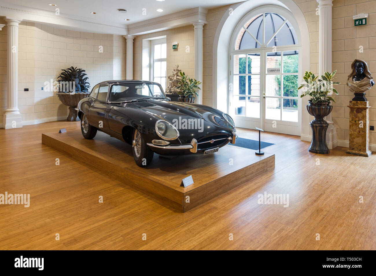 La Rocca di Fontanellato, labirinto della Masone, collezione di Franco Maria Ricci: la sala che ospita la Jaguar E-Type. [Ita] Fontanellato, labirinto della Maso Foto Stock