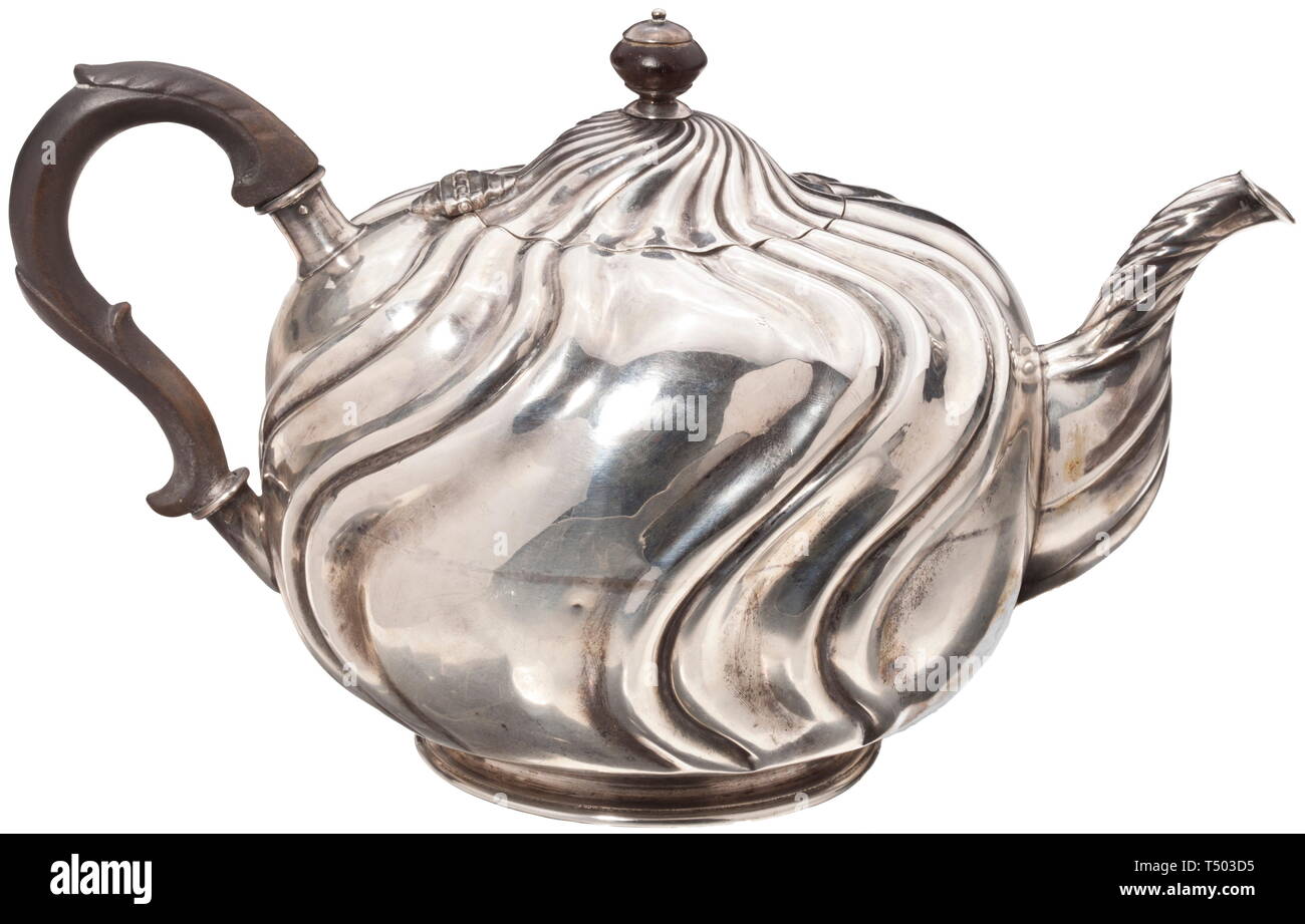 Una teiera in argento di Augsburg, circa 1785. Round ...