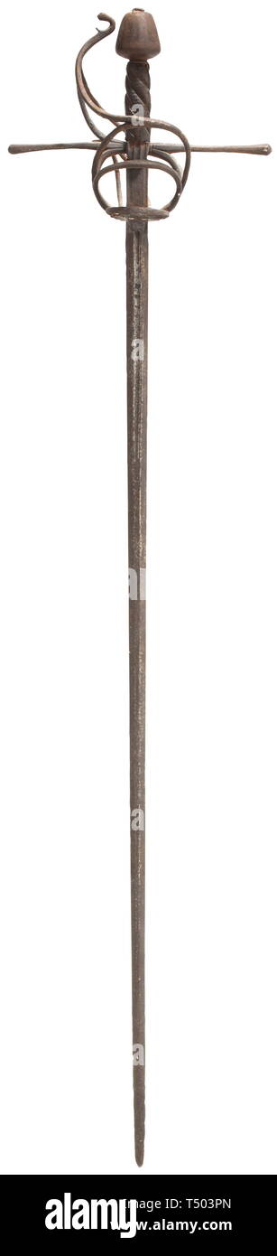 Un italiano di rapier, inizio del XVII secolo. Robusta pala di spinta con illegibly inscritto, breve gualchiere. Ferro da stiro spazzato elsa con inserito un guscio di protezione. Intagliato elicoidalmente grip, avvolgimento in filo mancante. Pesante pomo conica con rivetto piccolo in alto. Superfici e patinato con tracce di corrosione. Lunghezza 119 cm. storica, storica, spada, spade, armi, armi, arma, braccio, dispositivo di combattimento, militare, militaria, oggetto, oggetti, alambicchi, clipping, clippings, tagliate, cut-out, ritagli arma da mischia, armi da mischia, metallo, secolo XVII, Additional-Rights-Clearance-Info-Not-Available Foto Stock