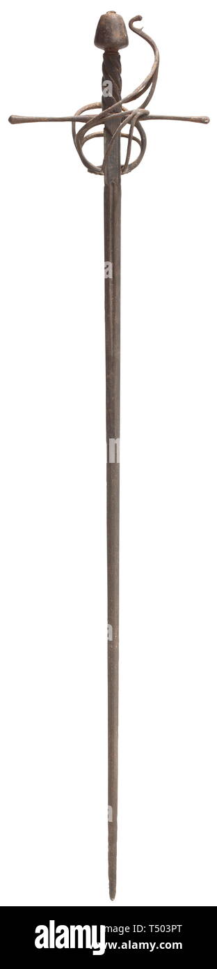 Un italiano di rapier, inizio del XVII secolo. Robusta pala di spinta con illegibly inscritto, breve gualchiere. Ferro da stiro spazzato elsa con inserito un guscio di protezione. Intagliato elicoidalmente grip, avvolgimento in filo mancante. Pesante pomo conica con rivetto piccolo in alto. Superfici e patinato con tracce di corrosione. Lunghezza 119 cm. storica, storica, spada, spade, armi, armi, arma, braccio, dispositivo di combattimento, militare, militaria, oggetto, oggetti, alambicchi, clipping, clippings, tagliate, cut-out, ritagli arma da mischia, armi da mischia, metallo, secolo XVII, Additional-Rights-Clearance-Info-Not-Available Foto Stock