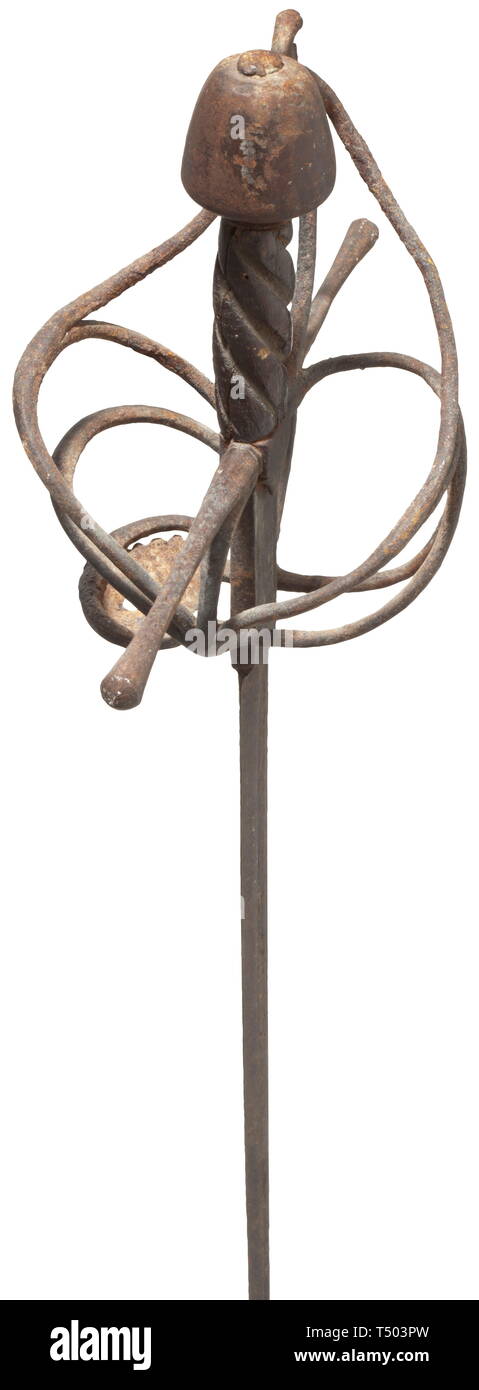 Un italiano di rapier, inizio del XVII secolo. Robusta pala di spinta con illegibly inscritto, breve gualchiere. Ferro da stiro spazzato elsa con inserito un guscio di protezione. Intagliato elicoidalmente grip, avvolgimento in filo mancante. Pesante pomo conica con rivetto piccolo in alto. Superfici e patinato con tracce di corrosione. Lunghezza 119 cm. storica, storica, spada, spade, armi, armi, arma, braccio, dispositivo di combattimento, militare, militaria, oggetto, oggetti, alambicchi, clipping, clippings, tagliate, cut-out, ritagli arma da mischia, armi da mischia, metallo, secolo XVII, Additional-Rights-Clearance-Info-Not-Available Foto Stock