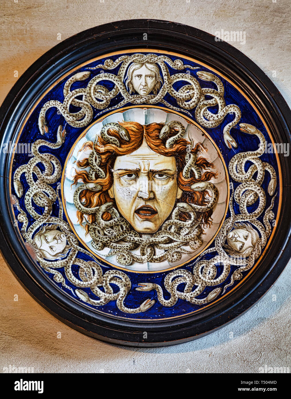 La Rocca di Fontanellato, Rocca Sanvitale: piatto in ceramica con testa di Medusa. [Ita] Fontanellato, Rocca Sanvitale: una piastra di ceramica con la testa di Medusa. Foto Stock