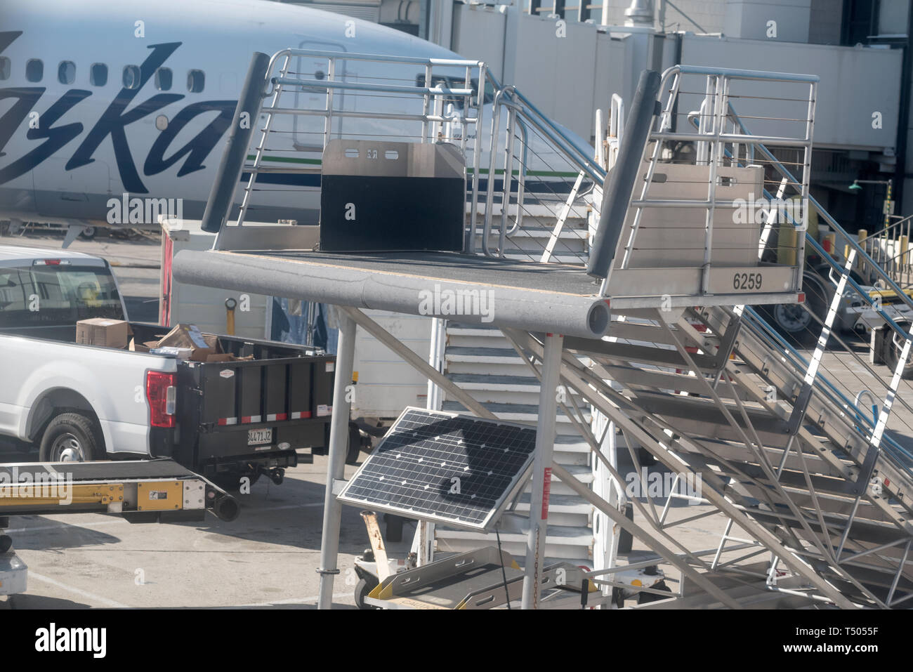 Portable salire le scale con pannello solare, l'Aeroporto Internazionale di Los Angeles, California. Foto Stock