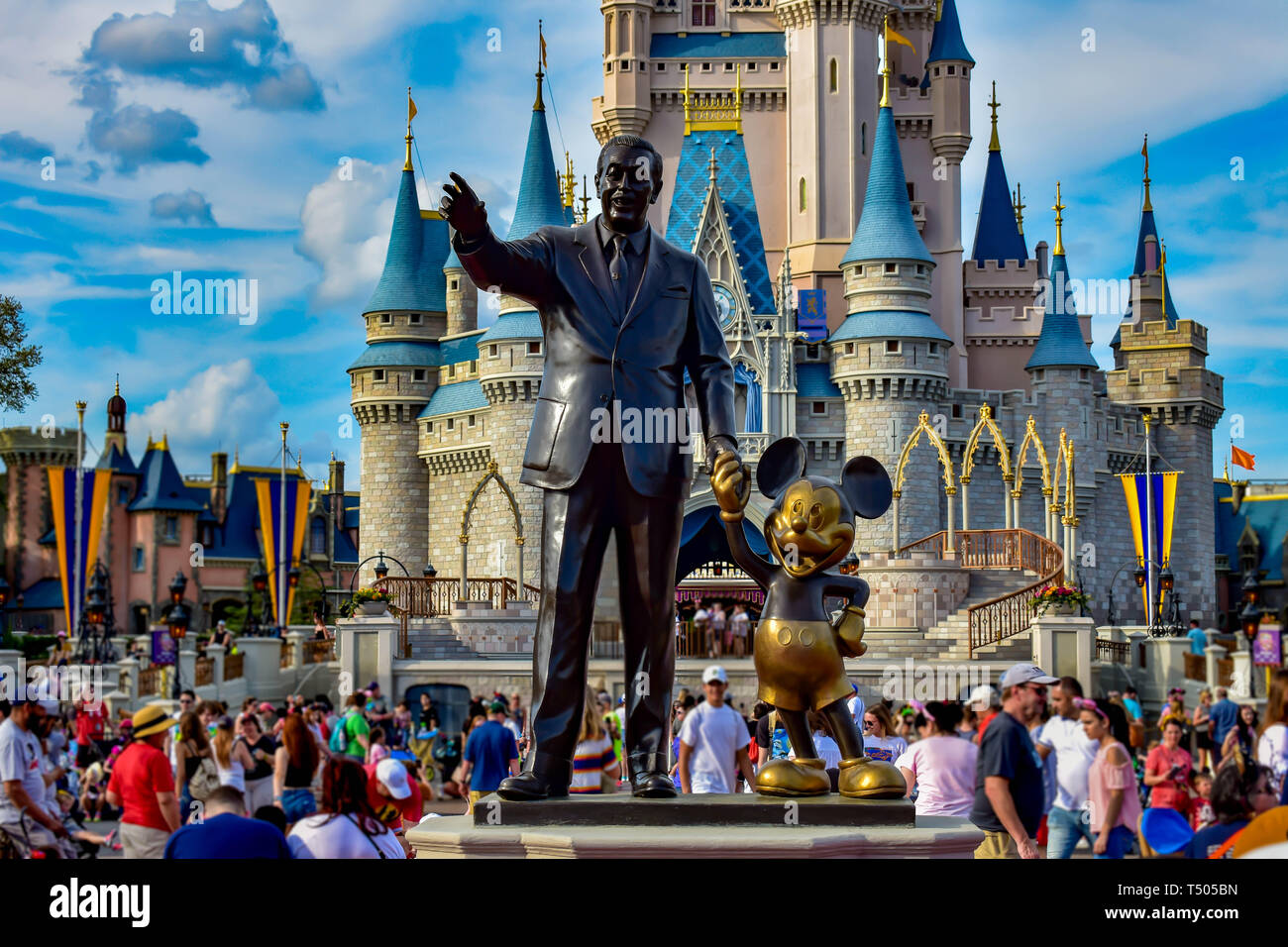 Orlando, Florida. Aprile 02, 2019. Vista del partner statua questa statua di Walt Disney e Mickey Mouse è posizionato nella parte anteriore del Castello di Cenerentola in Foto Stock