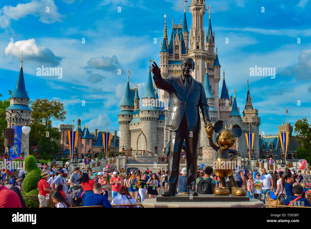 Orlando, Florida. Aprile 02, 2019. Vista del partner statua questa statua di Walt Disney e Mickey Mouse è posizionato nella parte anteriore del Castello di Cenerentola in Foto Stock