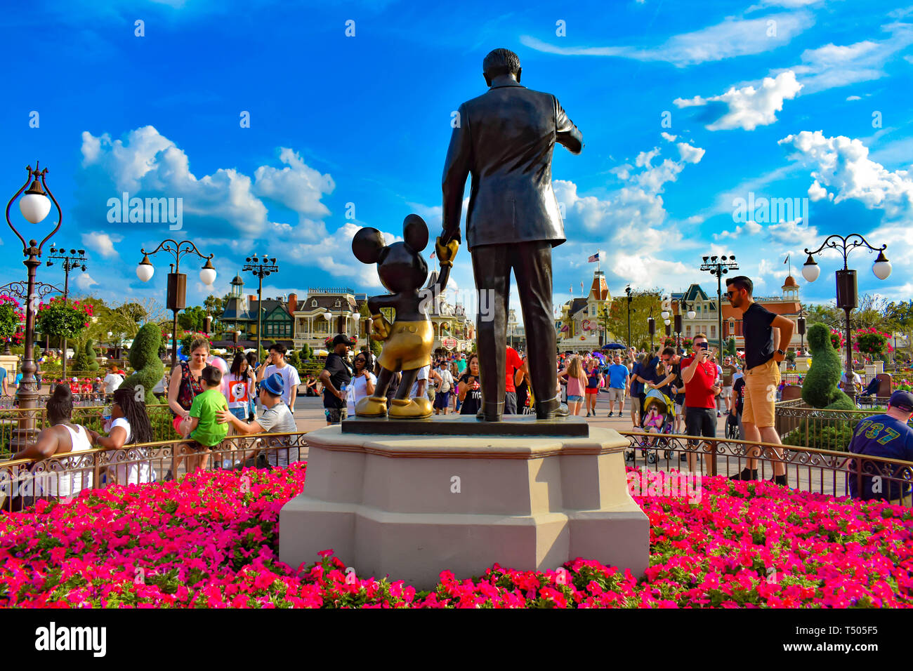 Orlando, Florida. Marzo 19, 2019. Vista posteriore del partner (Walt Disney e Mickey Mouse statue) e fiori colorati a Magic Kingdom . Foto Stock
