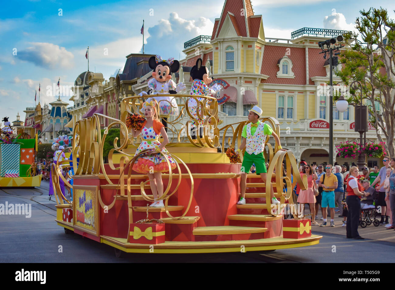 Orlando, Florida. Marzo 19, 2019. Colorato Topolino e Minnie's sorpresa celebrazione sfilata presso il Walt Disney World (1) Foto Stock