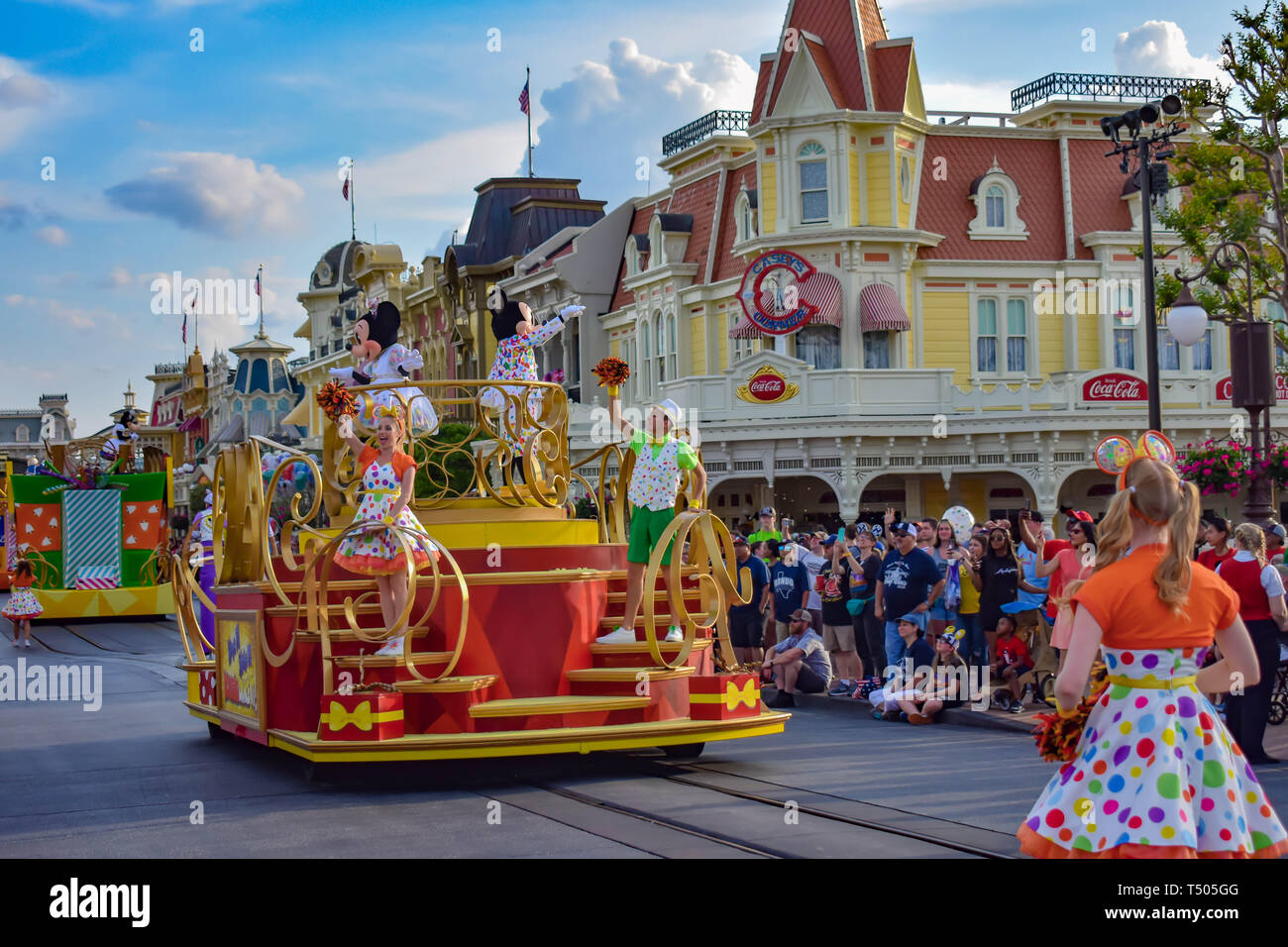 Orlando, Florida. Marzo 19, 2019. Colorato Topolino e Minnie's sorpresa celebrazione sfilata presso il Walt Disney World (2) Foto Stock