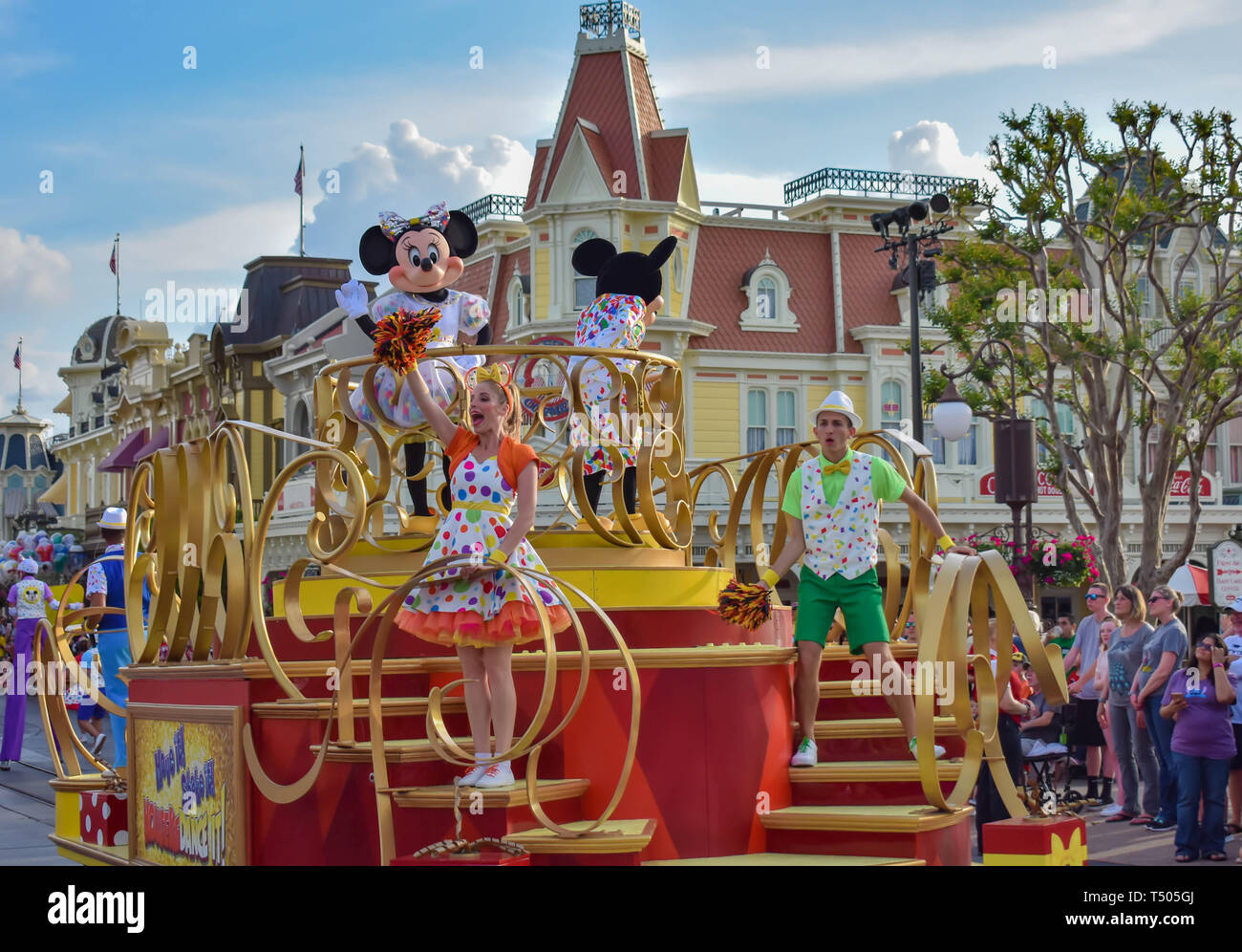 Orlando, Florida. Marzo 19, 2019. Colorato Topolino e Minnie's sorpresa celebrazione sfilata presso il Walt Disney World (3) Foto Stock
