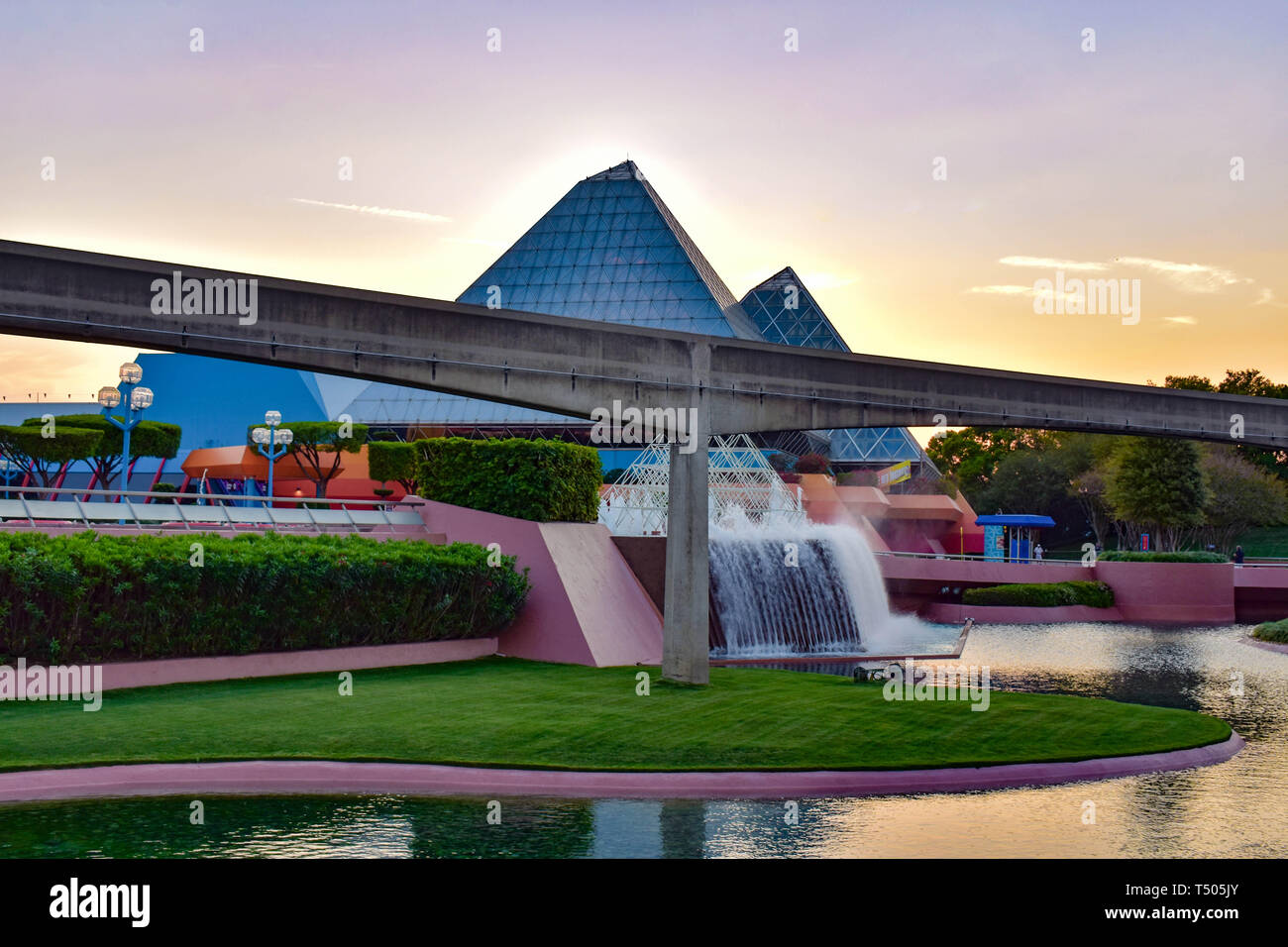 Orlando, Florida. Marzo 19, 2019. Viaggio nella fantasia , attrazione monorotaia road, fontana sul tramonto sfondo in Epcot al Walt Disney World. Foto Stock