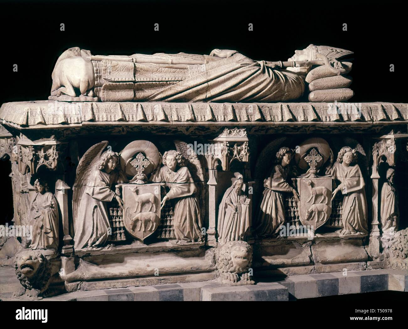 CAPILLA DE SAN HERMENEGILDO - DET DEL SEPULTURA DEL CARDENAL CERVANTES - 1453. Autore: MERCADANTE DE BRETAÑA LORENZO. Posizione: CATEDRAL-interno. Sevilla. Siviglia. Spagna. CARDENAL CERVANTES. CERVANTES JUAN DE. Foto Stock