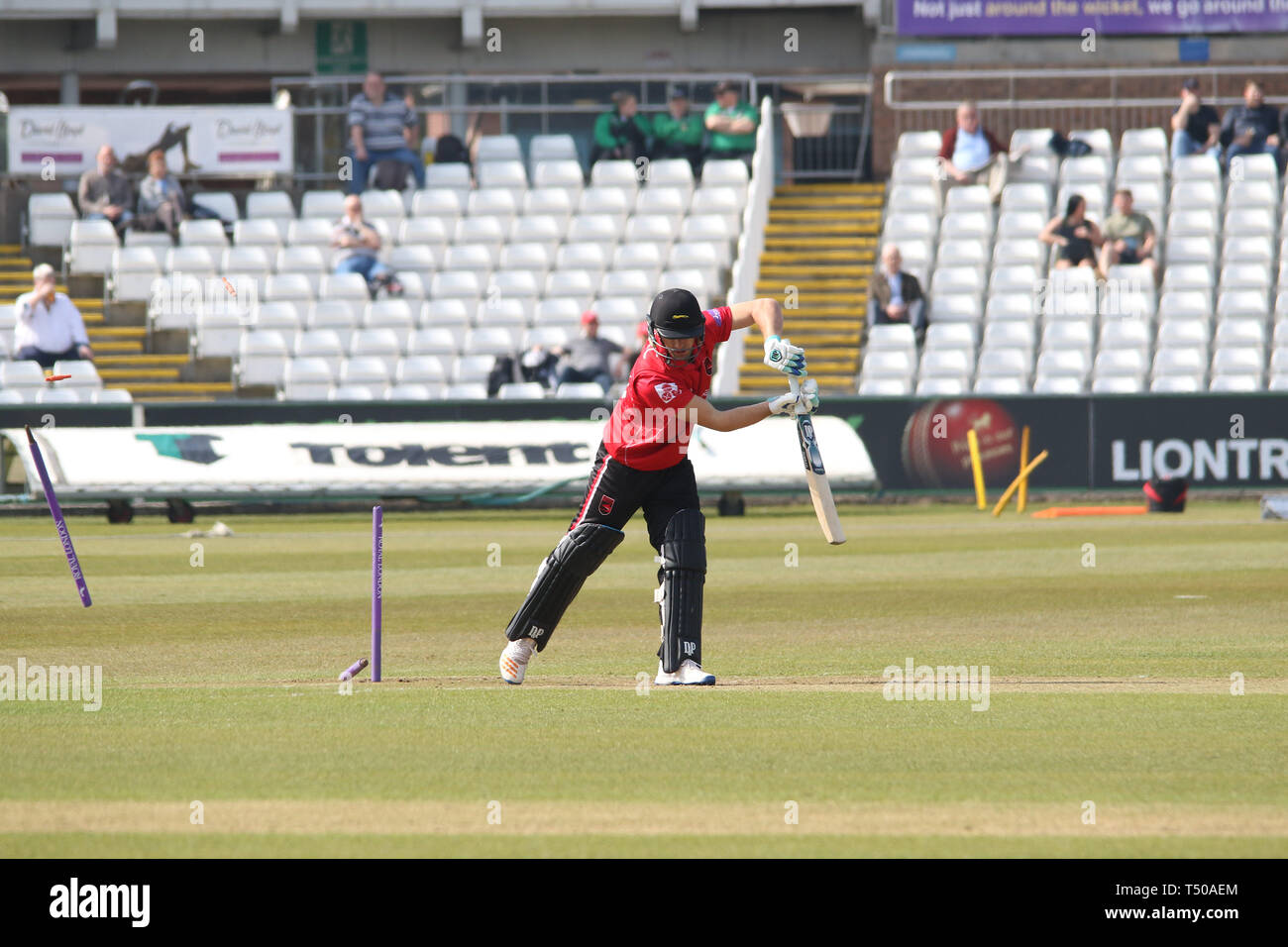 County Durham, Regno Unito. 19 apr 2019. Colin Ackemann è colpiti durante la BCE Royal London One-Day Cup match tra Durham CCC v Leicestershire CCC a Emirates Riverside, County Durham, Inghilterra il 19 aprile 2019. Foto di Giovanni Mallett. Solo uso editoriale, è richiesta una licenza per uso commerciale. Nessun uso in scommesse, giochi o un singolo giocatore/club/league pubblicazioni. Credit: UK Sports Pics Ltd/Alamy Live News Foto Stock