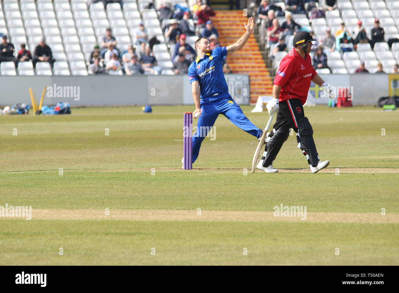 County Durham, Regno Unito. 19 apr 2019. Ben Raine bowling durante la BCE Royal London One-Day Cup match tra Durham CCC v Leicestershire CCC a Emirates Riverside, County Durham, Inghilterra il 19 aprile 2019. Foto di Giovanni Mallett. Solo uso editoriale, è richiesta una licenza per uso commerciale. Nessun uso in scommesse, giochi o un singolo giocatore/club/league pubblicazioni. Credit: UK Sports Pics Ltd/Alamy Live News Foto Stock