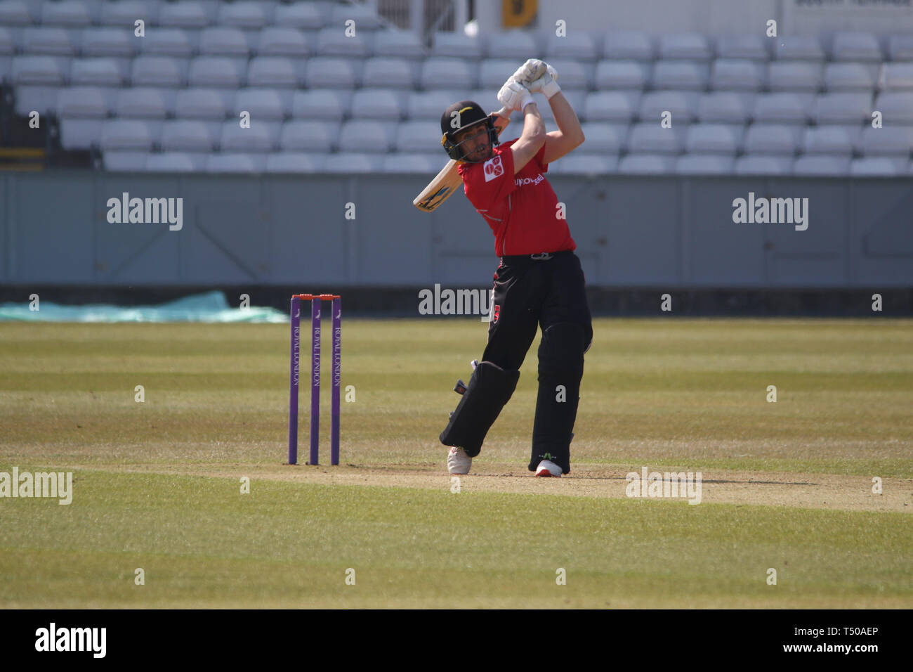 County Durham, Regno Unito. 19 apr 2019. La collina di Lewis batting durante la BCE Royal London One-Day Cup match tra Durham CCC v Leicestershire CCC a Emirates Riverside, County Durham, Inghilterra il 19 aprile 2019. Foto di Giovanni Mallett. Solo uso editoriale, è richiesta una licenza per uso commerciale. Nessun uso in scommesse, giochi o un singolo giocatore/club/league pubblicazioni. Credit: UK Sports Pics Ltd/Alamy Live News Foto Stock