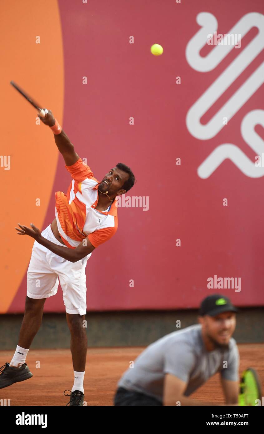 Anning. Xix Apr, 2019. Sriram Balaji dell India serve durante un uomini doppio quarterfinal match tra Bai Yan/Sun Fajing della Cina e Jamie Cerretani degli Stati Uniti/Sriram Balaji dell India in 2019 Kunming Open Tennis Tournament in Anning del sud-ovest della Cina di Provincia di Yunnan, il 19 aprile 2019. Credito: Qin Qing/Xinhua/Alamy Live News Foto Stock