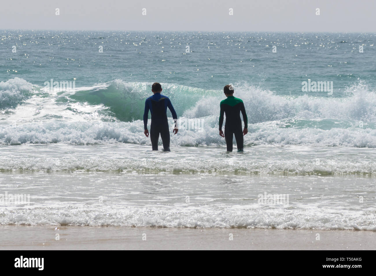 Treen, Cornwall, Regno Unito. Il 19 aprile 2019. Regno Unito: Meteo le spiagge a Treen e Porthcurno sono state cercando, come i Caraibi sulla Pasqua venerdì. Faceva molto caldo e la gente del posto e turisti sono state rendendo la maggior parte del mare color turchese. Foto Stock
