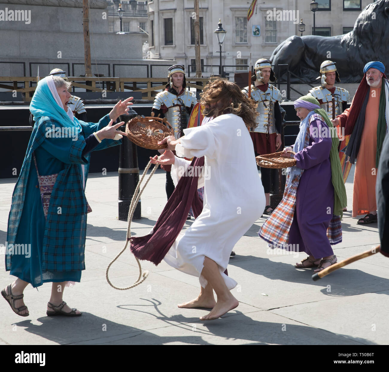 Londra, Regno Unito. Xix Mar, 2019. La passione di Gesù ha avuto luogo a Trafalgar Square in sole splendente. Grandi folle goduto di una prestazione gratuita con più di cento attori e volontari da Wintershall giocatori che commemora il giorno in cui Gesù è creduto di essere stato arrestato e processato e crocifisso. Credito: Keith Larby/Alamy Live News Foto Stock