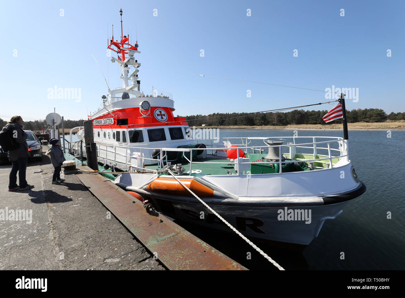 Prerow, Germania. Xvii Apr, 2019. L'angoscia cruiser 'Vormann Jantzen' della Società tedesca per il salvataggio dei naufraghi DGzRS nel porto di emergenza Darßer Ort in Kerzone del Parco Nazionale di Vorpommersche Boddenlandschaft. Credito: Bernd Wüstneck/dpa-Zentralbild/ZB/dpa/Alamy Live News Foto Stock