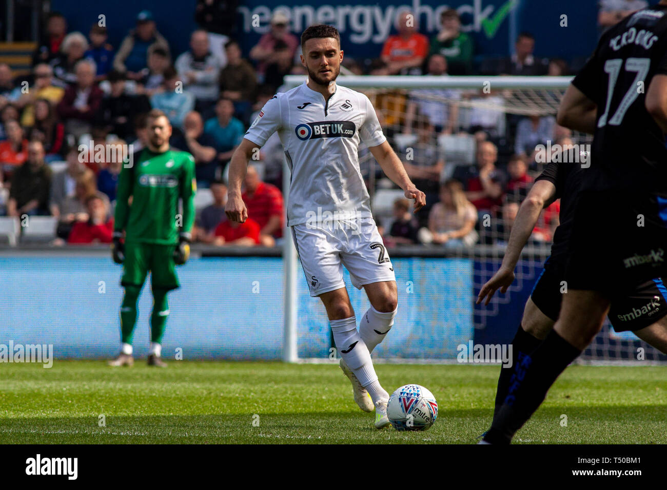 Swansea, Regno Unito. Xix Apr, 2019. Matt Grimes di Swansea City in azione contro Rotherham Regno. EFL Skybet partita in campionato, Swansea City v Rotherham Utd al Liberty Stadium di Swansea sul Buon Venerdì 19 Aprile 2019. Questa immagine può essere utilizzata solo per scopi editoriali. Solo uso editoriale, è richiesta una licenza per uso commerciale. Nessun uso in scommesse, giochi o un singolo giocatore/club/league pubblicazioni. pic da Lewis Mitchell//Andrew Orchard fotografia sportiva/Alamy Live news Credito: Andrew Orchard fotografia sportiva/Alamy Live News Foto Stock