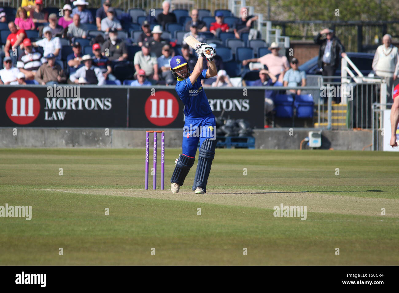 County Durham, Regno Unito. Xix Apr, 2019. Scott unità in acciaio per 4 durante la BCE Royal London One-Day Cup match tra Durham CCC v Leicestershire CCC a Emirates Riverside, County Durham, Inghilterra il 19 aprile 2019. Foto di Giovanni Mallett. Solo uso editoriale, è richiesta una licenza per uso commerciale. Nessun uso in scommesse, giochi o un singolo giocatore/club/league pubblicazioni. Credit: UK Sports Pics Ltd/Alamy Live News Foto Stock