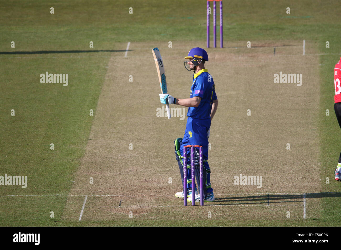 County Durham, Regno Unito. Xix Apr, 2019. Cameron Bancroft acnowledges suoi 50 durante la BCE Royal London One-Day Cup match tra Durham CCC v Leicestershire CCC a Emirates Riverside, County Durham, Inghilterra il 19 aprile 2019. Foto di Giovanni Mallett. Solo uso editoriale, è richiesta una licenza per uso commerciale. Nessun uso in scommesse, giochi o un singolo giocatore/club/league pubblicazioni. Credit: UK Sports Pics Ltd/Alamy Live News Foto Stock