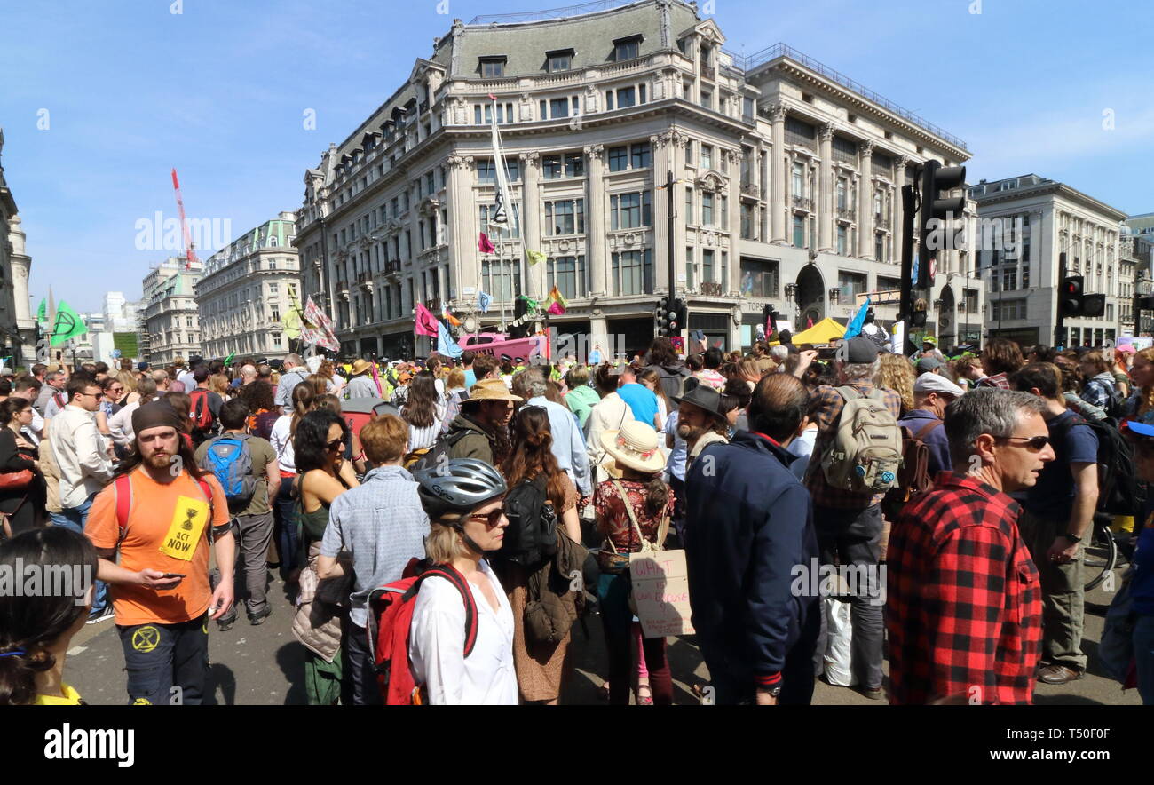 Londra, Regno Unito. Xix Apr, 2019. Oxford Circus visto bloccate da manifestanti e membro del pubblico su una trafficata Easter Bank Holiday durante la dimostrazione.gli attivisti ambientali dalla ribellione di estinzione movimento occupare della Londra Oxford Circus per un quinto giorno. Gli attivisti parcheggiato una barca rosa nel mezzo della trafficata Oxford Circus road junction bloccando le strade e provocando il caos del traffico. Credito: Keith Mayhew/SOPA Immagini/ZUMA filo/Alamy Live News Foto Stock