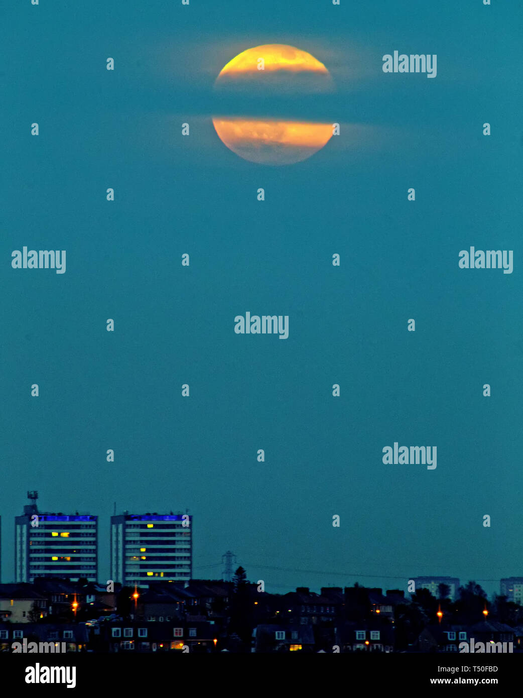 Glasgow, Scotland, Regno Unito, 19 aprile 2019, UK Meteo: Parzialmente nuvoloso cielo mostra aprile luna piena, particolarmente significativo perché è utilizzato per impostare la data per la Pasqua che è la domenica successiva alla prima luna piena dopo l'equinozio di primavera. Anche chiamato Luna Rosa, la germogliazione erba Luna, uovo Luna e pesci luna sul West End della città. Credito traghetto Gerard/Alamy Live News Foto Stock