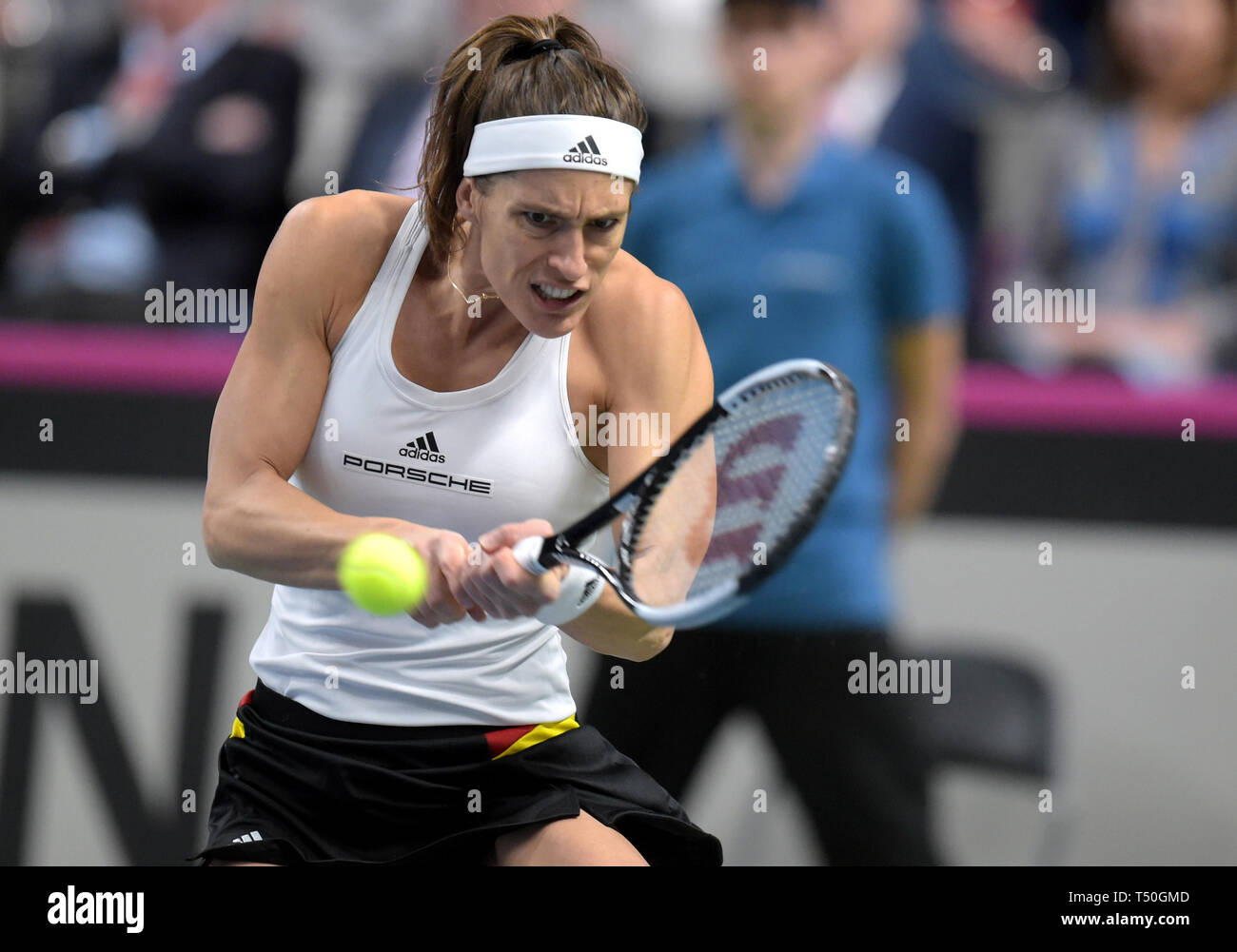 Riga. Xix Apr, 2019. Andrea Petkovic di Germania restituisce un colpo di Jelena Ostapenko della Lettonia durante il 2019 Fed Cup World Group Play-off tra la Lettonia e la Germania a Riga, Lettonia il 19 aprile 2019. Credito: Edijs Palens/Xinhua/Alamy Live News Foto Stock