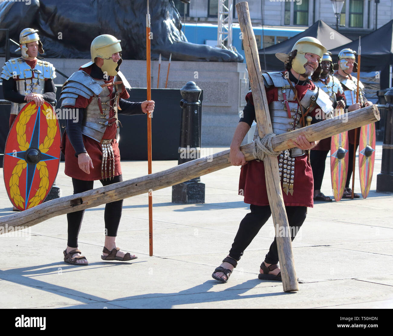 Londra, Regno Unito. Xix Apr, 2019. I soldati romani portare nel crocifisso durante una performance di 'La Passione di Gesù " da Wintershall giocatori in Trafalgar Square.circa ventimila persone pranzo della Londra Trafalgar square per la performance annuale della Passione di Gesù mediante la Winterhall giocatori. La rievocazione della vita di Gesù dal suo arrivo a Gerusalemme per la sua crocifissione e resurrezione finale viene eseguita da un cast più di cento attori e volontari per gratis ogni Venerdì Santo. Credito: Keith Mayhew/SOPA Immagini/ZUMA filo/Alamy Live News Foto Stock