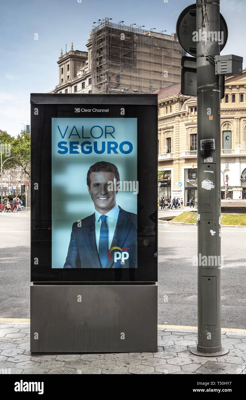 Il manifesto elettorale di Pablo Casado leader del Partito popolare è visto nel centro di Barcellona. Il 28 aprile la Spagna sarà tenere le elezioni generali e annunci pubblicitari della campagna sono già visualizzati negli spazi pubblici della città. Queste elezioni sono un elemento fondamentale per raggiungere maggioranze parlamentari che possono trovare una soluzione politica al problema della dichiarazione di indipendenza della Catalogna. Foto Stock