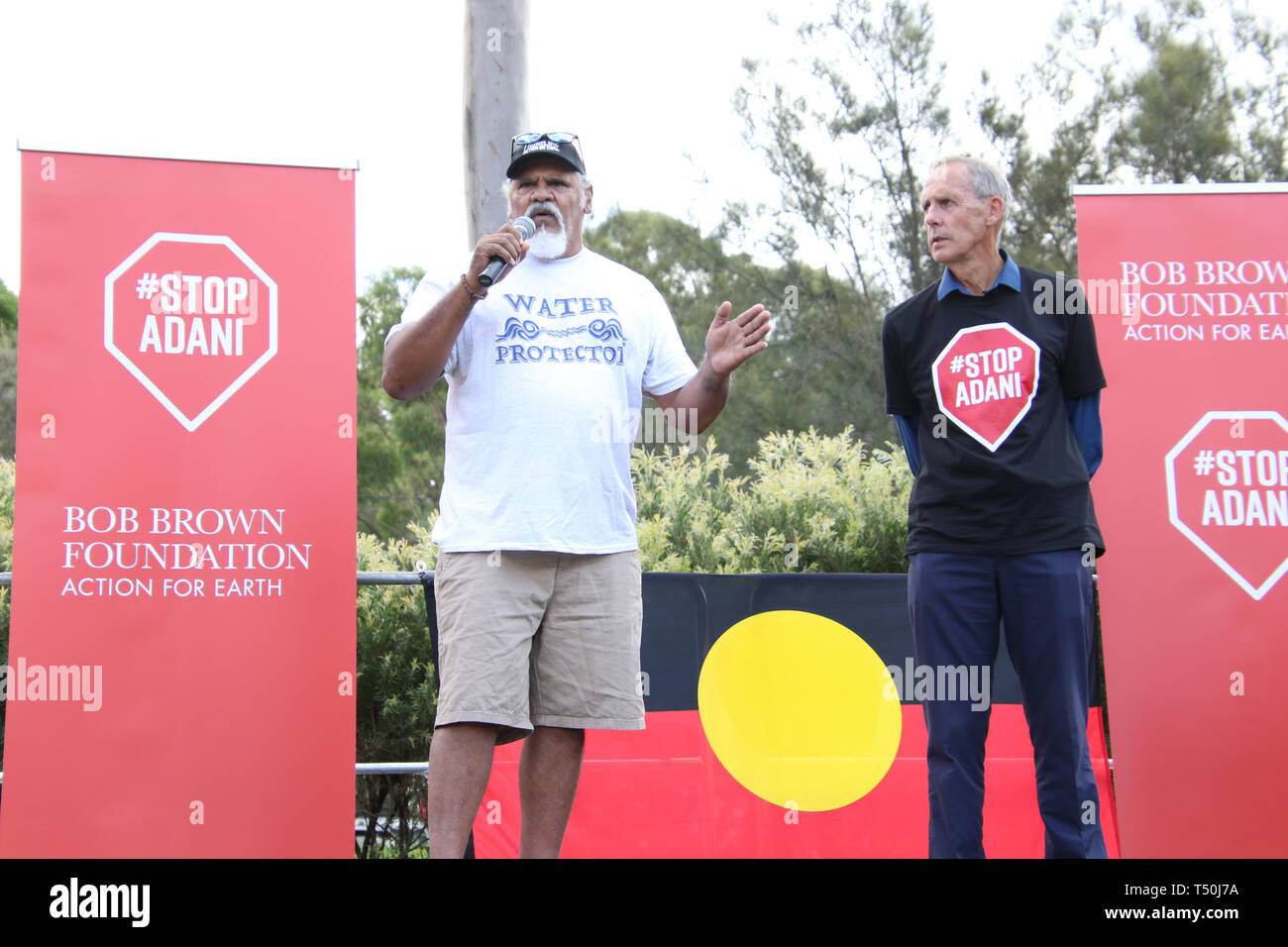 Sydney, Australia. Xx Aprile 2019. La fermata Adani convoglio ha tenuto un rally a Sydney a Bowling Green nel Parco di Parramatta. La fermata Adani convoglio partì di Hobart il 17 aprile e sarà in grado di effettuare diverse fermate sulla sua strada verso la Galilea bacino, tenendo comizi lungo la strada, prima di dirigervi verso la capitale Canberra. La manifestazione è organizzata dalla ex leader verdi Bob Brown. Nella foto: ex leader verdi Bob Brown. Credito: Richard Milnes/Alamy Live News Foto Stock