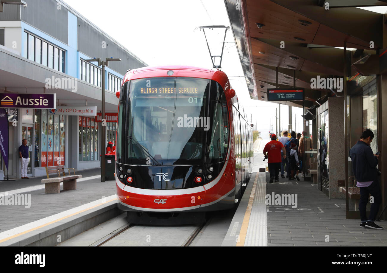 (190420) -- CANBERRA, 20 aprile 2019 (Xinhua) -- Un treno si è visto all'Gungahlin luogo dalla stazione di Canberra, Australia, il 20 aprile 2019. Il tanto atteso light rail in la capitale dell'Australia Canberra aperto al pubblico sabato. Collegamento Gungahlin posto a nord e Alinga Street nel centro della città, il percorso si estende per circa 12 chilometri, con 13 fermate. Il tragitto dura 24 minuti. La manifestazione ha coinciso con le vacanze di Pasqua. Molti residenti sono andato per un esperienza di equitazione e ha preso le foto con il treno. (Xinhua/Chu Chen) Foto Stock